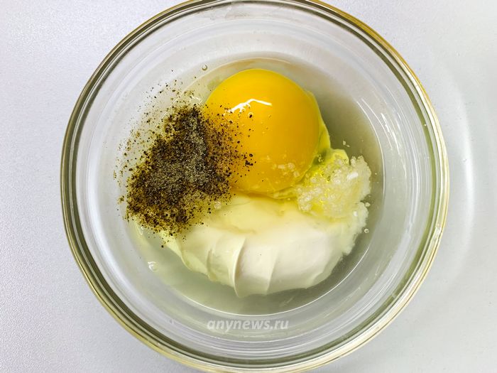 Готовим заливку из сметаны и яйца