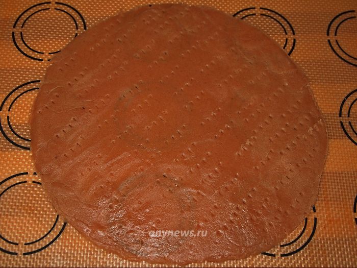 Раскатаем тесто на корж на силиконовом коврике