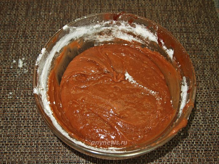Замешиваем шоколадное тесто на коржи