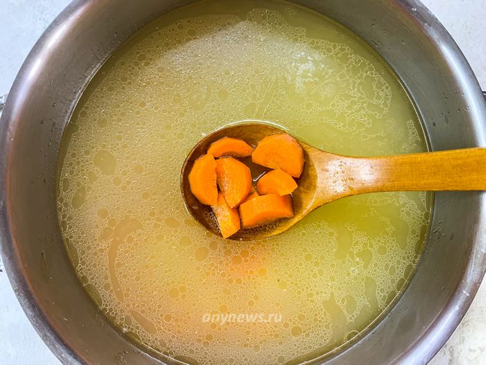 Добавляем морковь и варим суп 15 минут