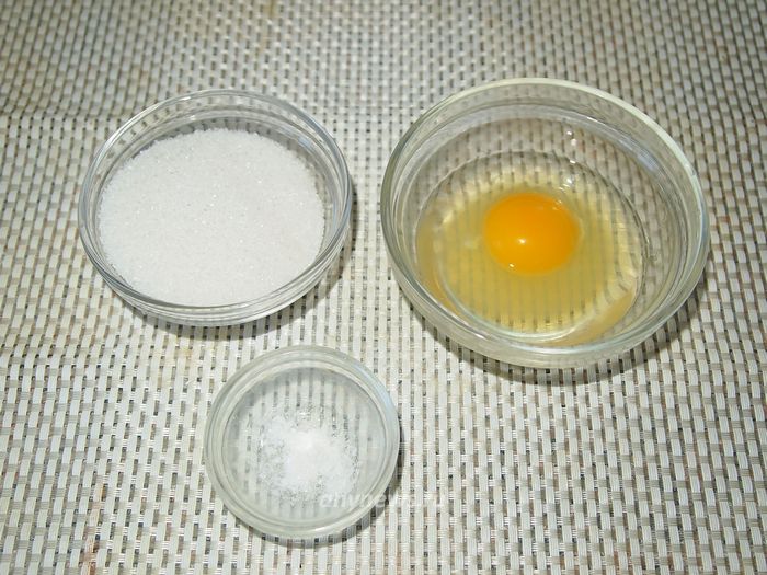 Яйцо соединяем с сахаром и ванилью