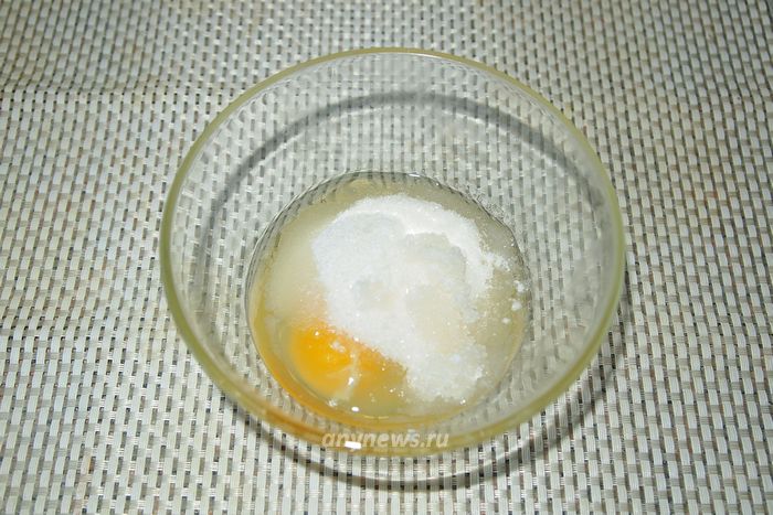 Перемешиваем сахар и яйцо