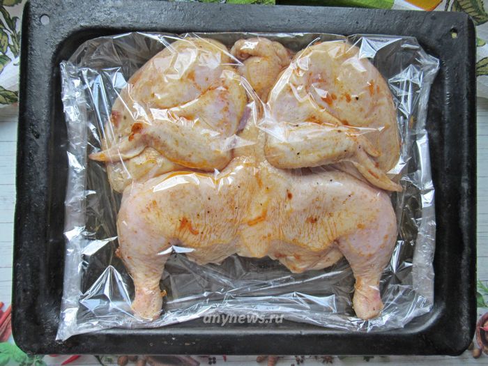 Цыпленок табака запекается в духовке в рукаве при 200 градусах