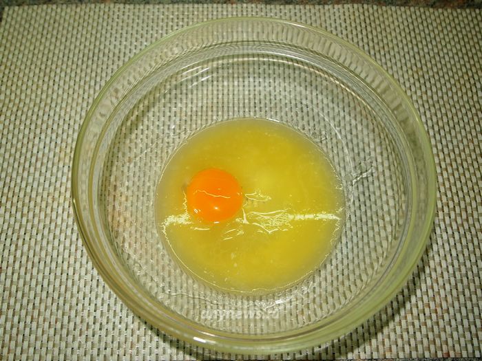Яйцо разбиваем в миску, добавляем соль и перемешиваем