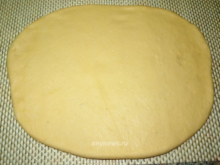 Тесто для пончиков раскатываем на столе в пласт