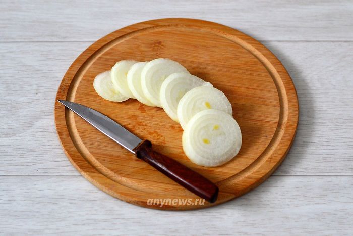 Репчатый лук очищаем и режем крупными кольцами