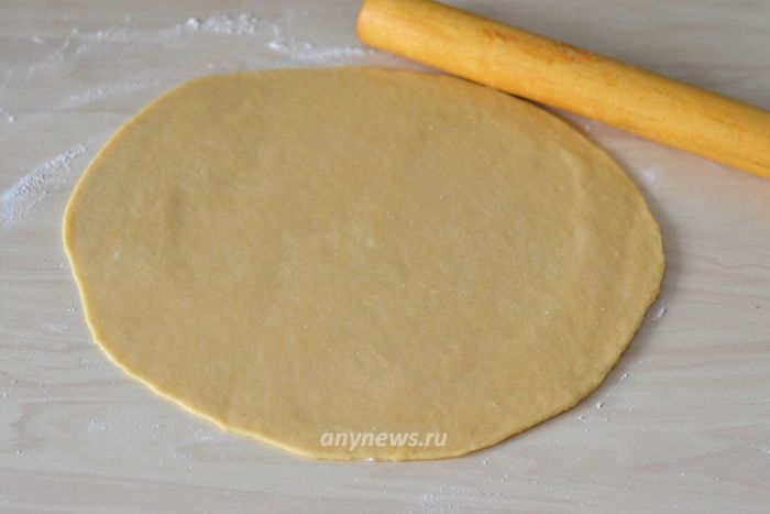 Тесто раскатываем в пласт толщиной 3-4 мм