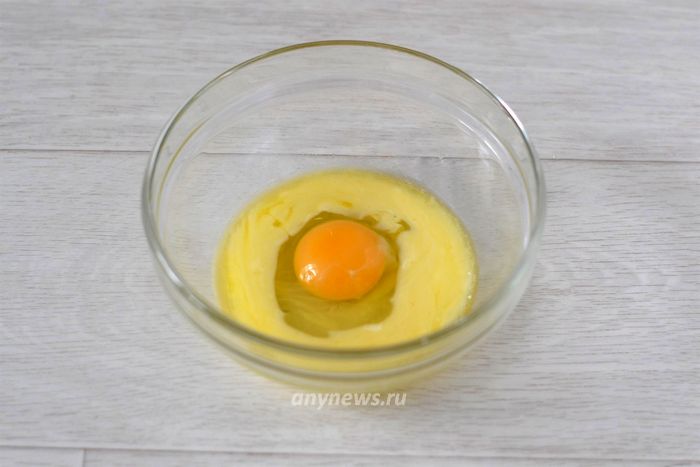 Разбиваем в чашу к маслу одно яйцо