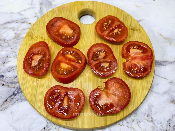 помидоры нарезаем толстыми кружочками