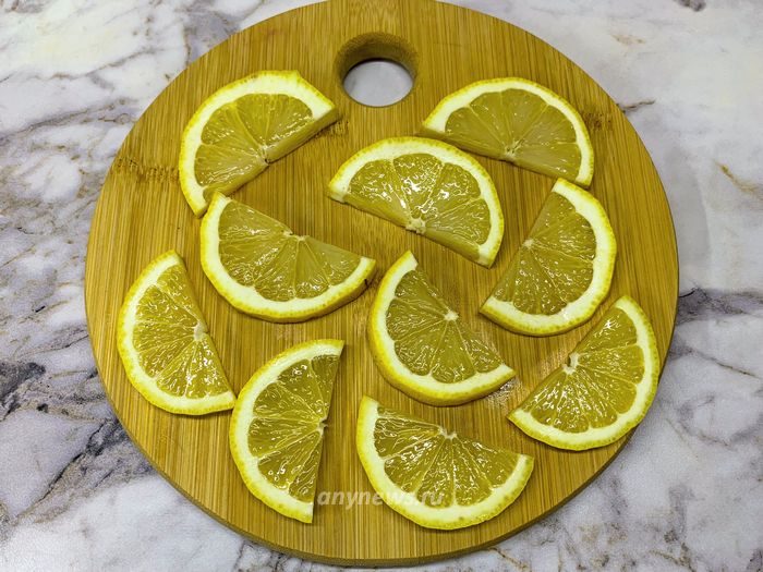 Лимон нарезаем ломтиками