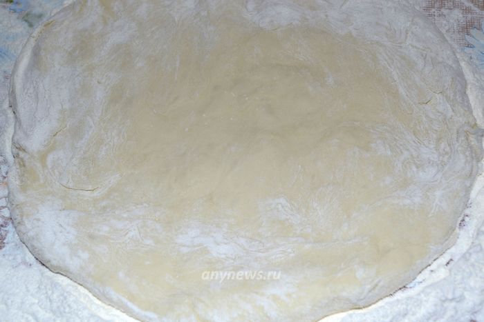 Куски теста для осетинского пирога раскатать в пласт