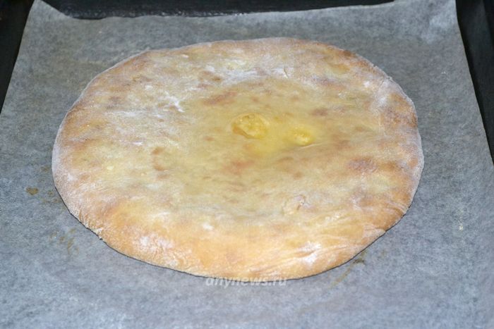 Выпекать осетинский пирог с картошкой и сыром духовке 15 минут