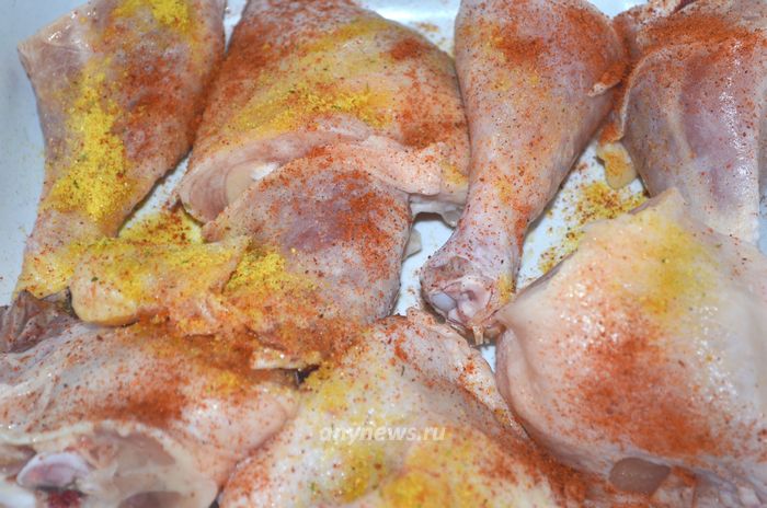 Добавить в курице приправу и соль