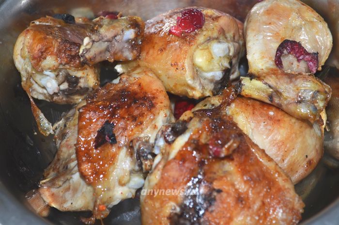 шашлык из куриных голеней в клюквенном маринаде на мангале