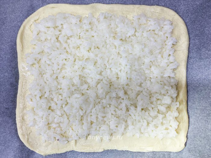 Раскатываем тесто и выкладываем рис