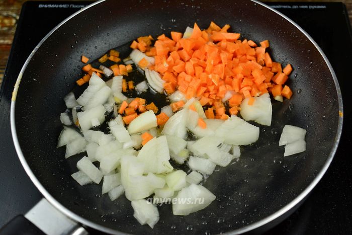 На сковороде с растительным маслом обжарьте овощи