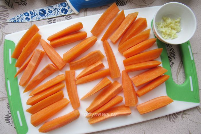 Очищаем и нарезаем морковь