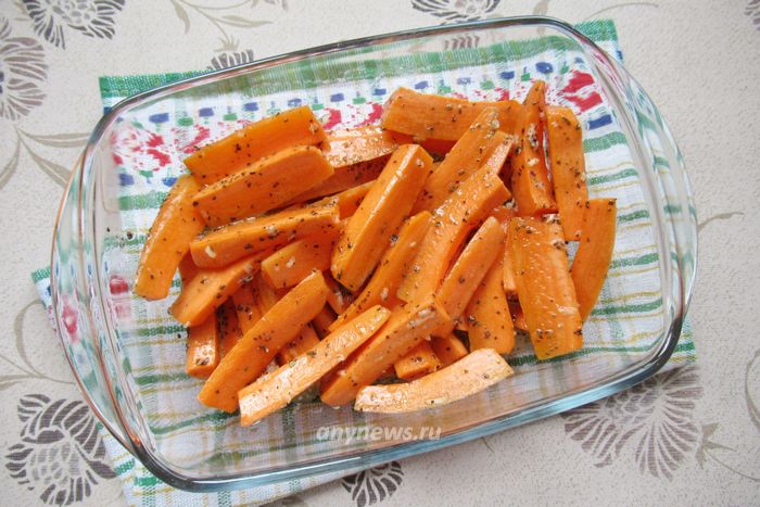 Замаринованную морковь переложим в форму для запекания