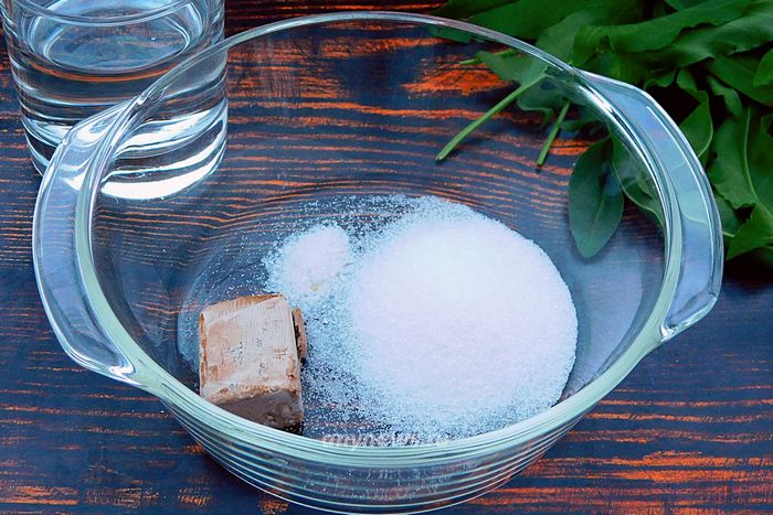 В миску всыпать сахар, соль, выложить дрожжи и залить теплой водой