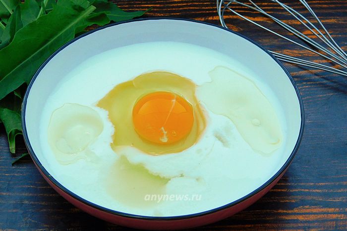 В миску вылить кефир, разбить яйцо, добавить соль, сахар, растительное масло