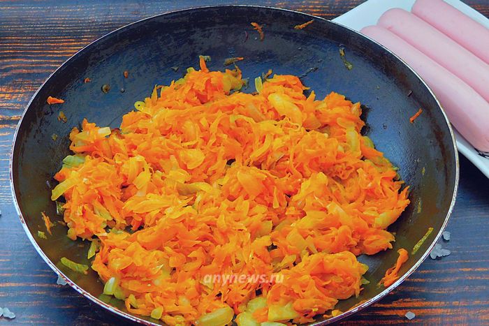 Обжарить морковь и лук на сковороде