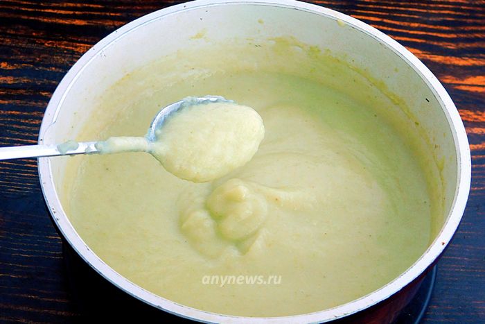Довести суп пюре из цветной капусты до желаемой консистенции