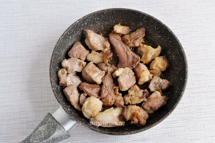 Тушеная картошка со свининой в кастрюле - обжарить свинину