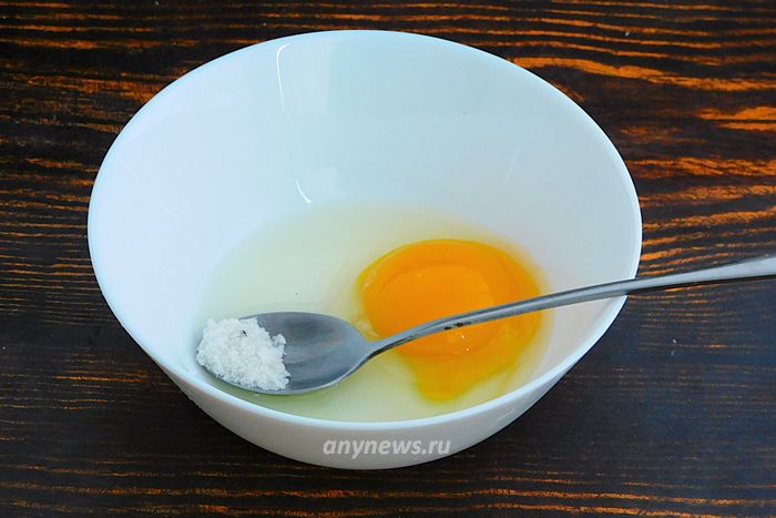 В миску разбить куриное яйцо, добавить соль