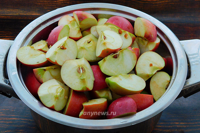 яблоки помыть, нарезать и сложить в кастрюлю