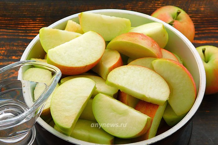 Яблоки помыть и разрезать на четвертинки