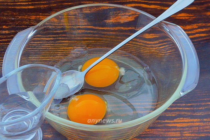 В миску разбить яйца