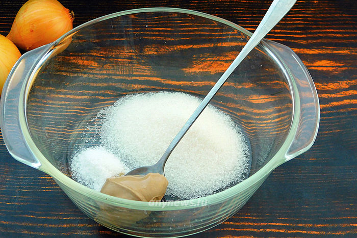 в миску поместить сахар, соль и дрожжи