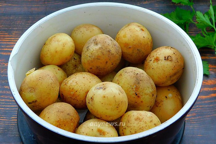 Слить воду из кастрюли с картошкой