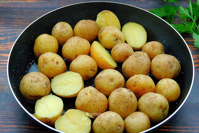 На разогретую сковороду высыпать картофель
