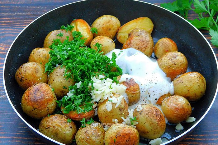 Добавить к жареной картошке сметану и зелень