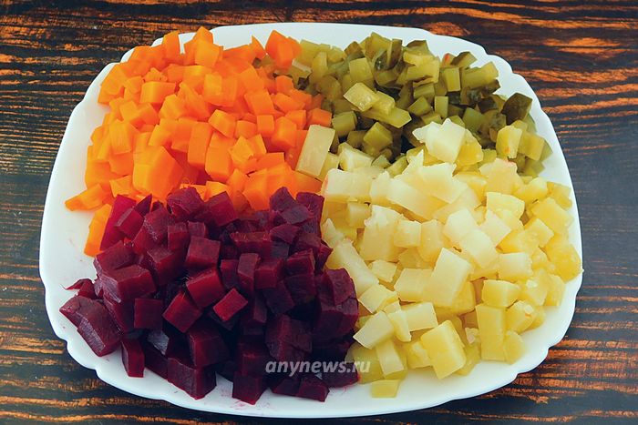 Овощи нарезать кубиками примерно одинакового размера