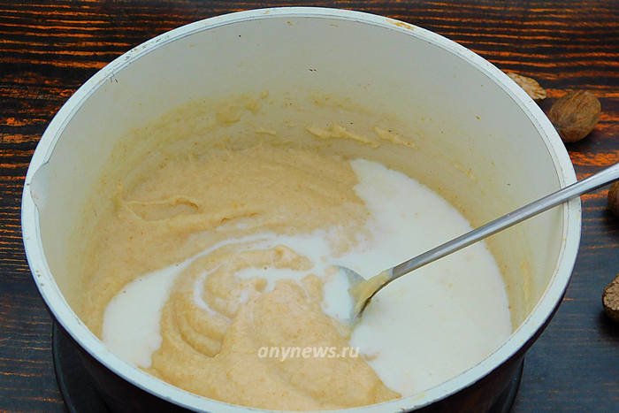 Вливать молоко тонкой струйкой до нужной густоты соуса