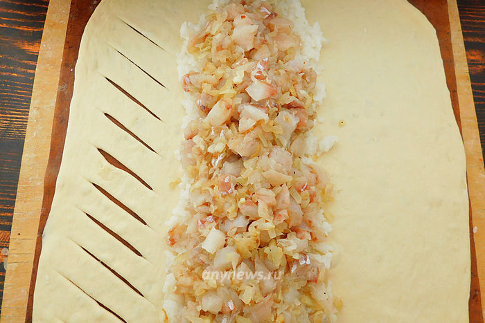 Поверх риса выложить рыбу с луком