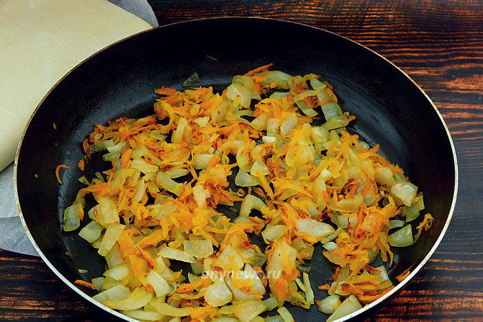 Репчатый лук и морковь обжарить на сковородке