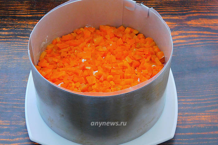 Распределить морковь, смазать майонезом