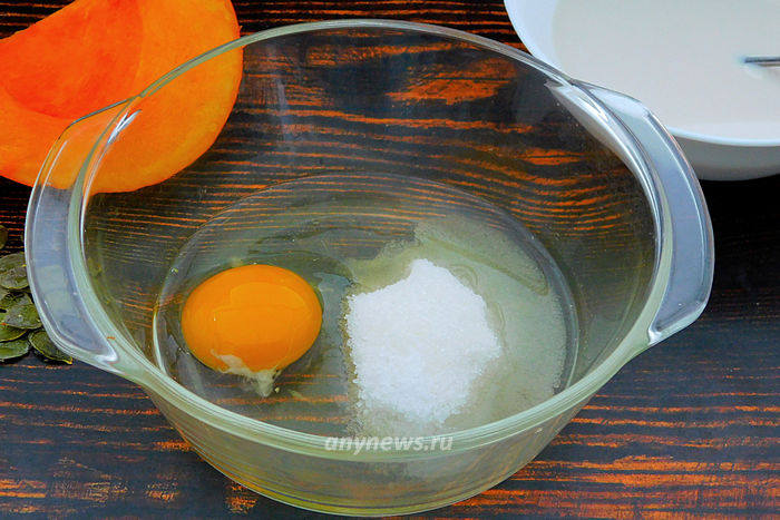 В миску разбить одно целое яйцо и белок от второго