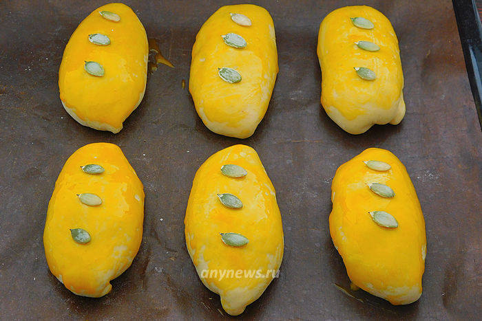 Пирожки с тыквой в духовке из дрожжевого теста украшаем семечками