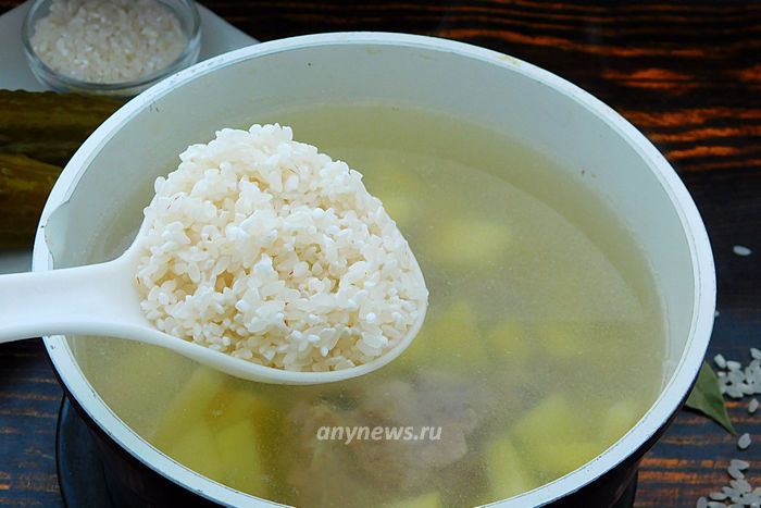 Добавить промытый рис