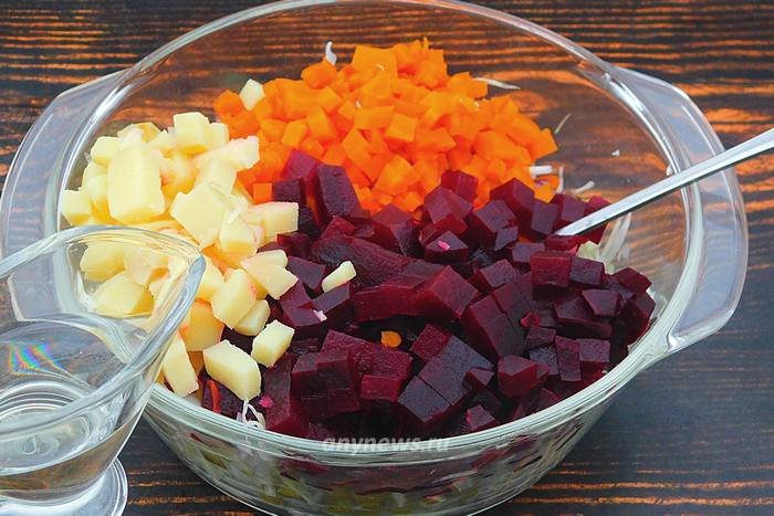 Добавить нарезанные кубиками картофель, свеклу и морковь