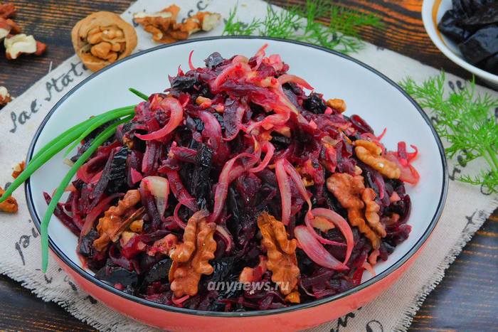 Свекольный салат с грецкими орехами и черносливом