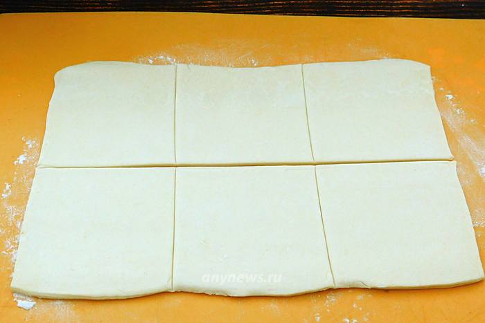 Слоеное тесто аккуратно раскатать до толщины в 4-5 мм
