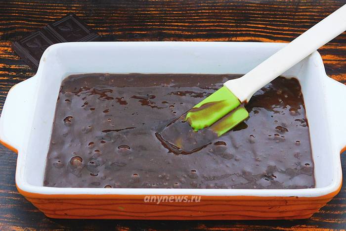 Выложить шоколадное тесто в форму для запекания
