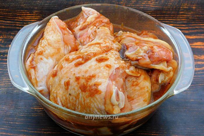 Оставить куриное мясо мариноваться в течение 1 часа