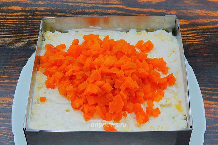 Выложить кубики моркови