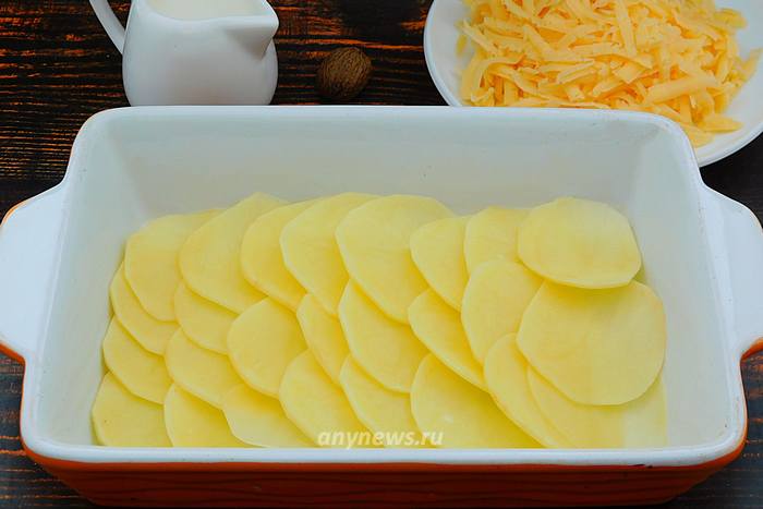 Нарезать картофель тонкими слайсами